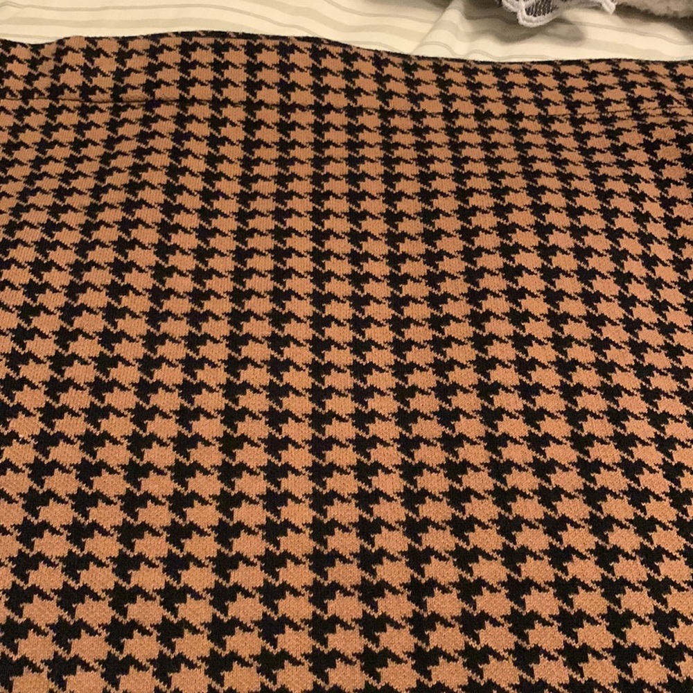 Beautiful skirt, smoke & pet free home - Picture 7 of 7